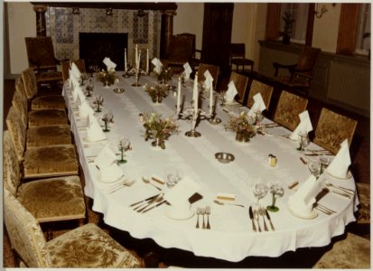 Tafel in B & W kamer gedekt voor het afscheidsdiner voor wethouder L.D. van den Berg (CDA) . NL-HlmNHA 54014095 02