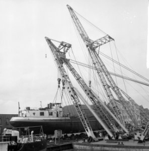 Tewaterlating van tanker Vlieland Twee drijvende kranen laten de tanker te wate, Bestanddeelnr 912-6909