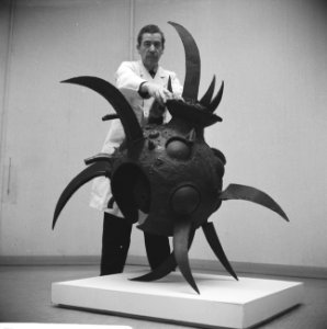 Tentoonstelling 150 jaar beeldhouwen in Gemeentelijk Museum te Arnhem In de tui, Bestanddeelnr 915-7648