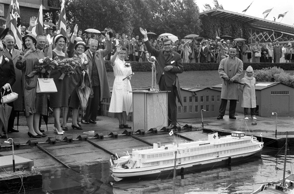 Tewaterlating van miniatuur RKH-schip, Bestanddeelnr 912-7362