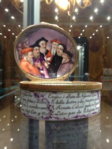 Tabacchiera degli eresiarchi - Manifattura Doccia 1760 - Museo Duca di Martina di Napoli (interno)