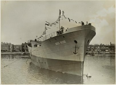 Tewaterlating van de vissersboot Bois Rose bij de Haarlemse Scheepswerf aan het Spaarne. NL-HlmNHA 54010647