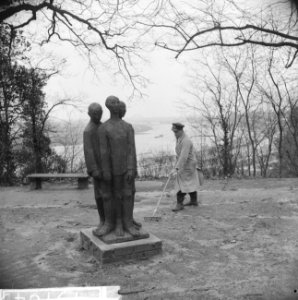 Tentoonstelling 150 jaar beeldhouwen in Gemeentelijk Museum te Arnhem In de tui, Bestanddeelnr 915-7645