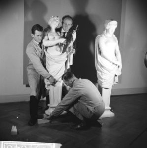 Tentoonstelling 150 jaar beeldhouwen in Gemeentelijk Museum te Arnhem In de tui, Bestanddeelnr 915-7646