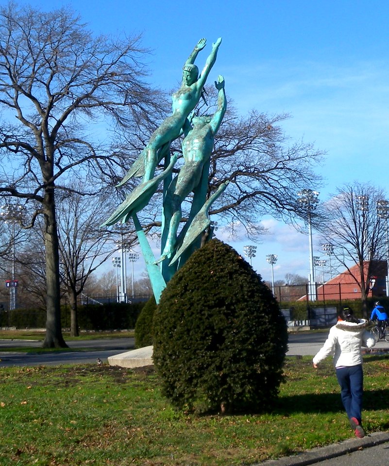 Swans & people statue FMCP jeh