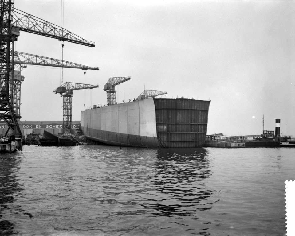 Tewaterlating van half schip bij de NDSM, Bestanddeelnr 911-0017