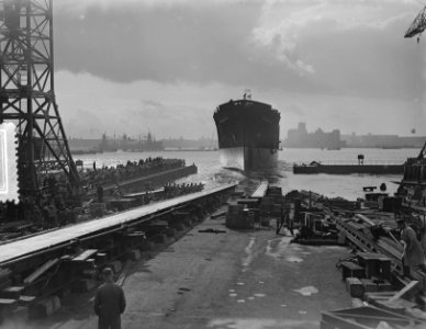 Tewaterlating van het vrachtschip ms Troubadour op de NDSM-werf te Amsterdam, Bestanddeelnr 906-0649