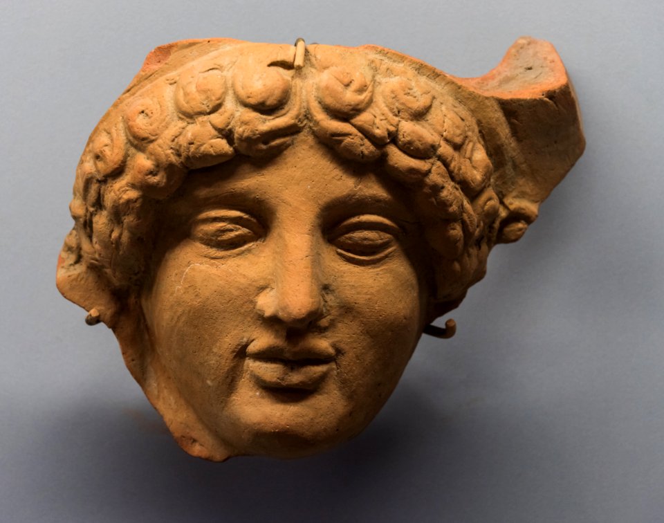 Tete féminine 500BCE archmus Eretria