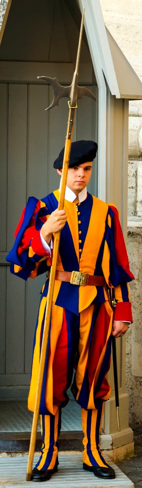 Swiss guard Vatican City (1) cropped