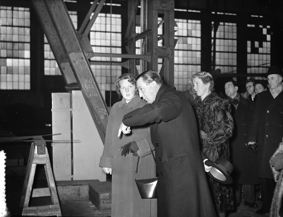 Tewaterlating Vassim door Prinses Beatrix bij NDSM, Bestanddeelnr 906-9396