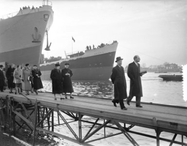 Tewaterlating vrachtschip Artenis door mevrouw dAilly, Bestanddeelnr 906-1562