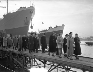 Tewaterlating vrachtschip Artemis door mevrouw dAilly, Bestanddeelnr 906-1558