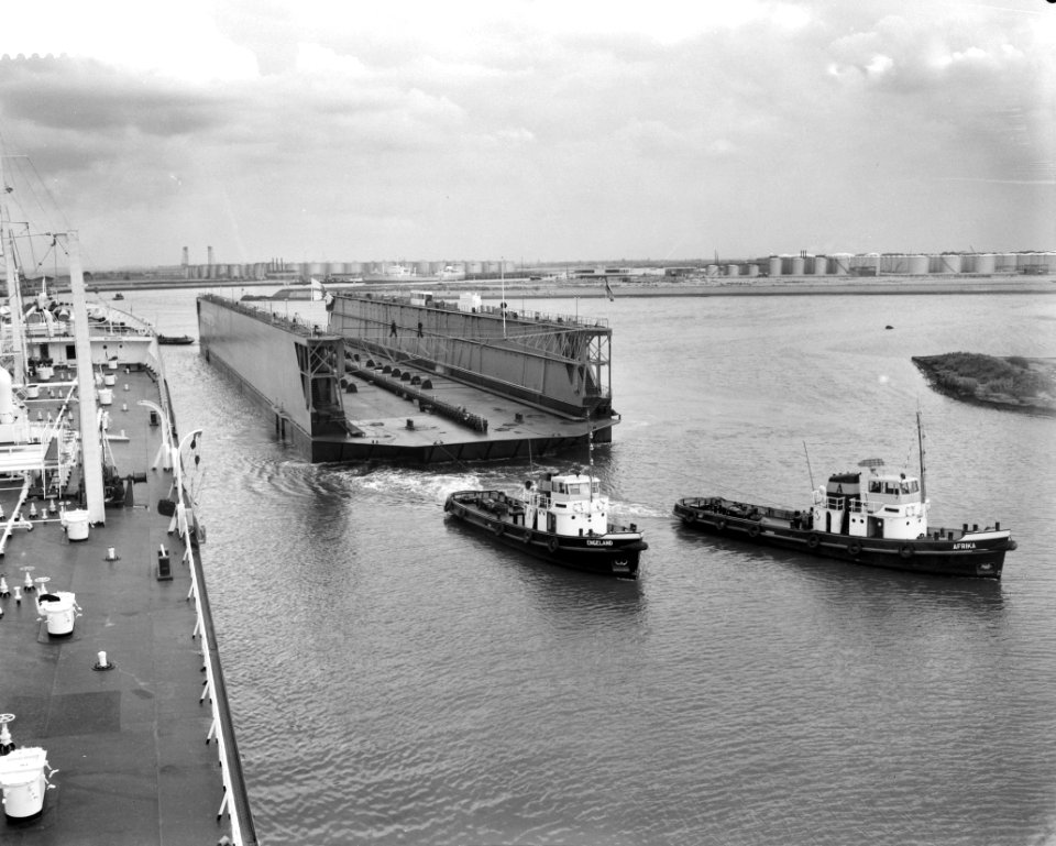 Tewaterlating 25000 tons droogdok prinses Margriet bij Verolme op Roozenburg, Bestanddeelnr 910-6312
