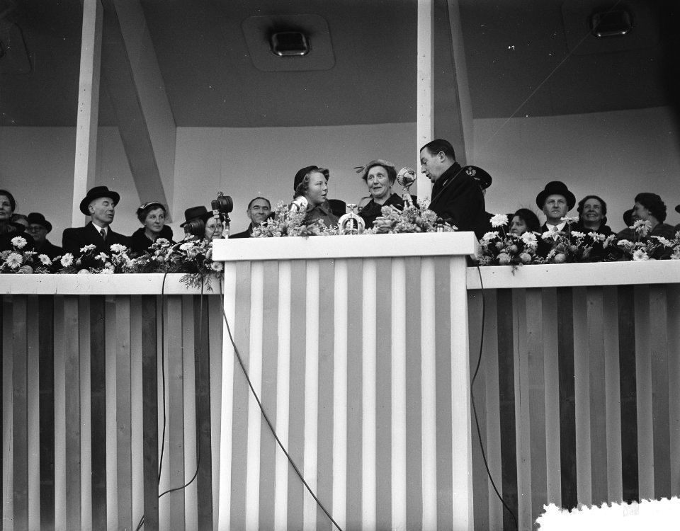 Tewaterlating Vassim door Prinses Beatrix bij NDSM, Bestanddeelnr 906-9402