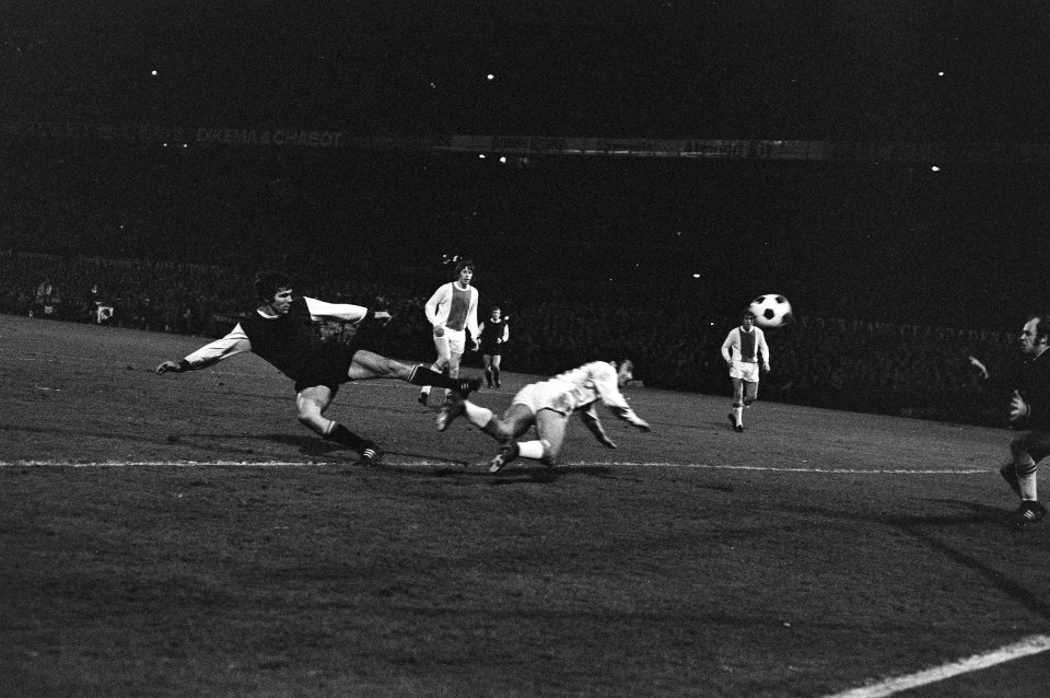 Swart kopt vallend de 1-1 voor Ajax in, Bestanddeelnr 924-4365