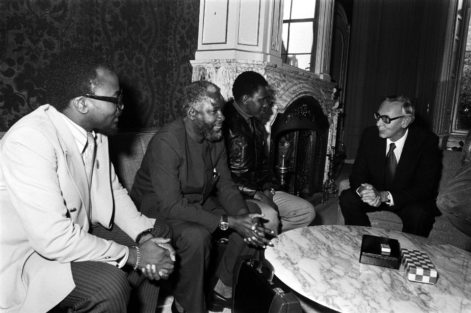 SWAPO-del ontvangen op BiZa vlnr Van der Stoel , Katjavivi, Pronk, Mueski, Bestanddeelnr 928-7941