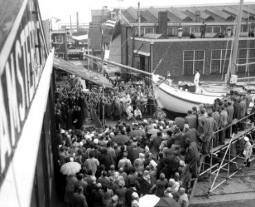 Tewaterlating De Groene Draeck door Prinses Beatrix bij werf De Vries Lentsch , Bestanddeelnr 908-6520