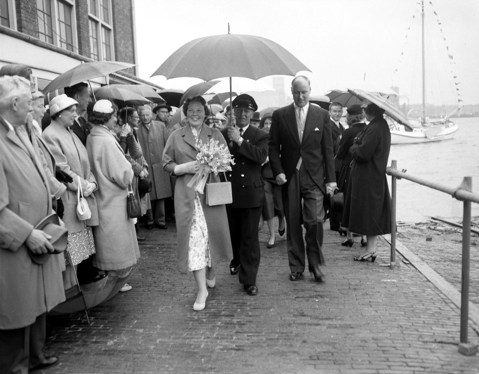 Tewaterlating De Groene Draeck door Prinses Beatrix bij werf De Vries Lentsch , Bestanddeelnr 908-6526