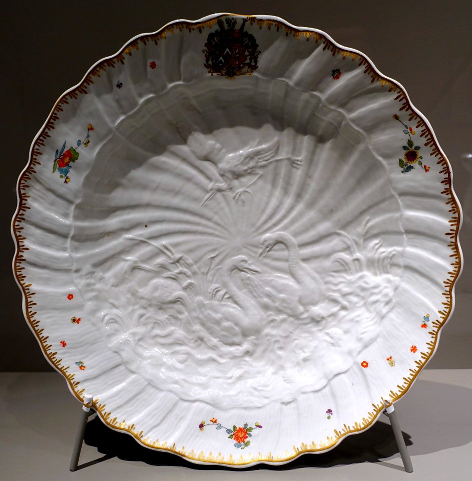 Swan Service dish, Johann Joachim Kaendler, Meissen Porcelain Factory, c. 1737, hard-paste porcelain - Wadsworth Atheneum - Hartford, CT - DSC05213