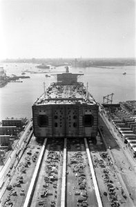 Tewaterlating achterschip mammoettanker bij NDSM te Amsterdam, Bestanddeelnr 921-2951