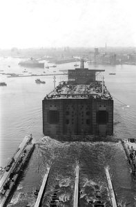 Tewaterlating achterschip mammoettanker bij NDSM te Amsterdam, Bestanddeelnr 921-2950