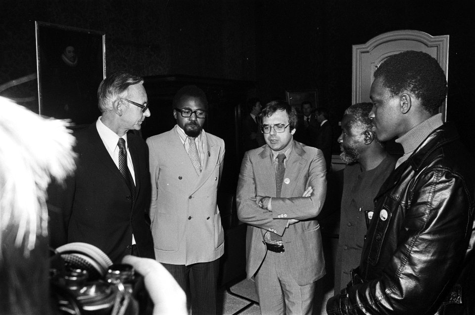 SWAPO-del ontvangen op Binnenlandse Zaken vln r Van der Stoel , Katjavivi, , Bestanddeelnr 928-7939