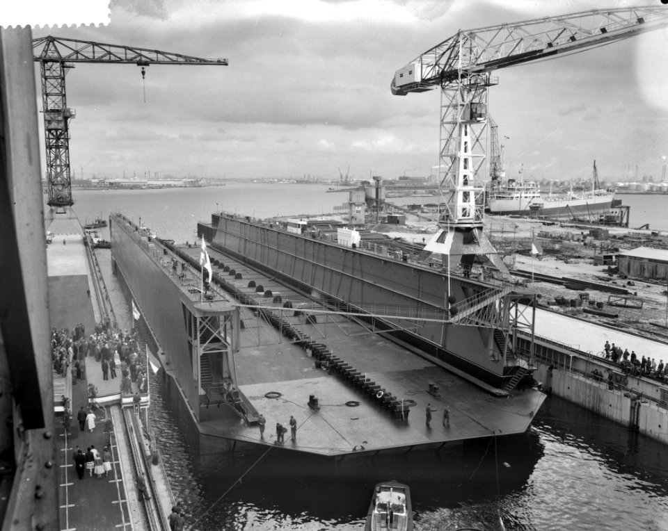 Tewaterlating 25000 tons droogdok prinses Margriet bij Verolme op Roozenburg, Bestanddeelnr 910-6309