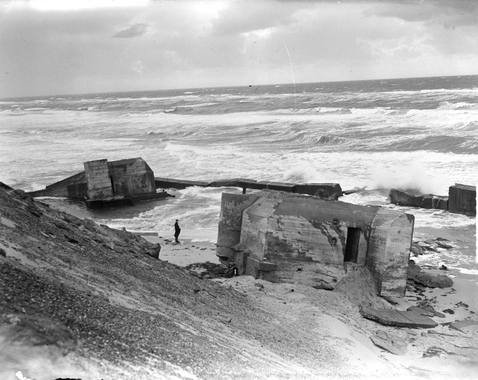 Texel brokkelt af Bunkers in zee gevallen, Bestanddeelnr 904-2002