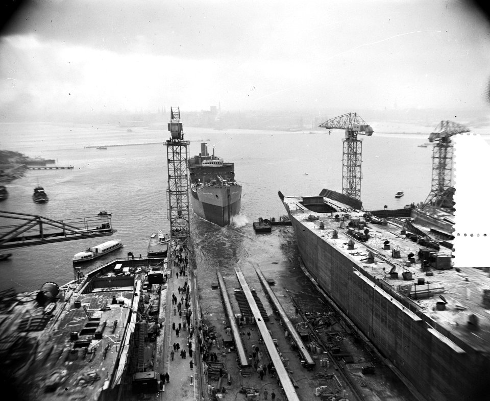 Tewaterlating motortankschip Koningswaard NDSM Amsterdam, Bestanddeelnr 907-5876
