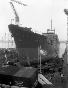 Tewaterlating motorvrachtboot Van Noort Werf Bolle N te Bolnes, Bestanddeelnr 906-7053