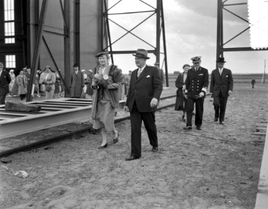 Tewaterlating mijnenveger Lisse (te Westbroek Smits scheepswerf ), De echtgenote, Bestanddeelnr 907-7686