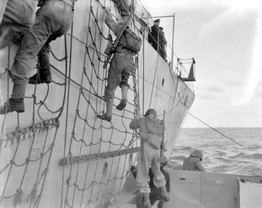 Texel. Marineoefening. Mariniers gaan van boord Hr. Ms. Banckert, Bestanddeelnr 905-3511