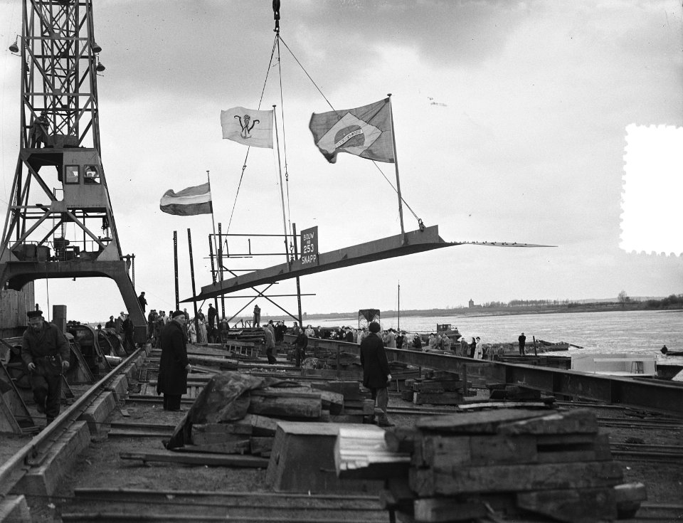 Tewaterlating Gilyang Scheepswerf De Waal Deest Zaltbommel, Bestanddeelnr 906-4083