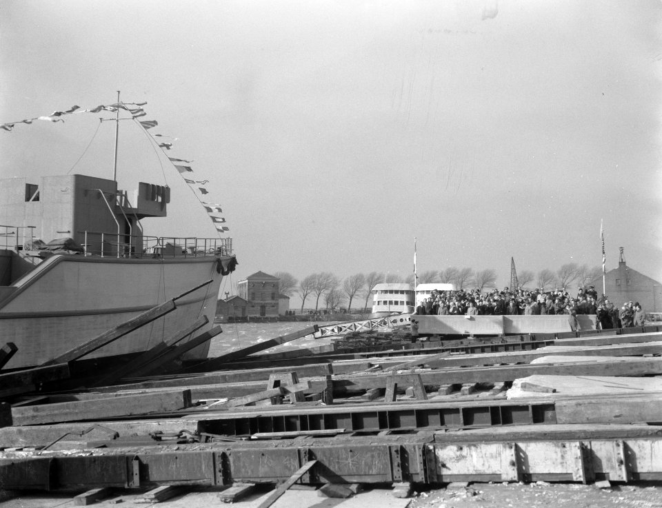 Tewaterlating mijnenveger Drachten Niestern Scheepsbouw Unie BV , Hellevoetslu, Bestanddeelnr 907-0261