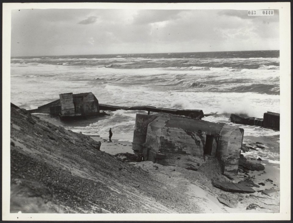 Texel brokkelt af en betekent tegelijkertijd een roemloos einde van de bunkers d, Bestanddeelnr 043-0440