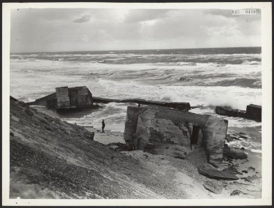 Texel brokkelt af en betekent tegelijkertijd een roemloos einde van de bunkers d, Bestanddeelnr 043-0440