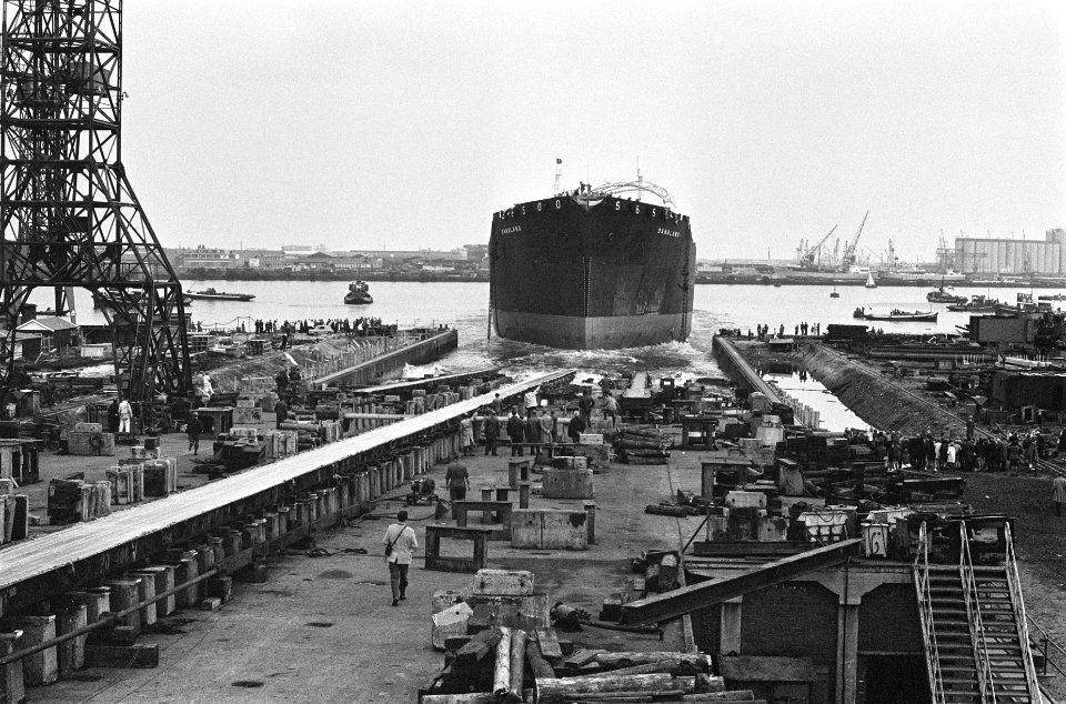 Tewaterlating grootste tankschip te Amsterdam bij NSDM 56.500 ton, Bestanddeelnr 915-4887