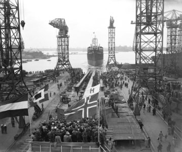 Tewaterlating Hoegh Silverstream NSDM Schip verlaat helling, Bestanddeelnr 902-8217