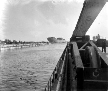 Tewaterlating grootste tanker bij Verolme. Het schip verlaat het dok, Bestanddeelnr 912-9447