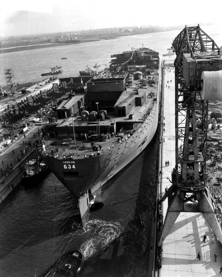 Tewaterlating grootste tanker bij Verolme. Het schip verlaat het dok, Bestanddeelnr 912-9451