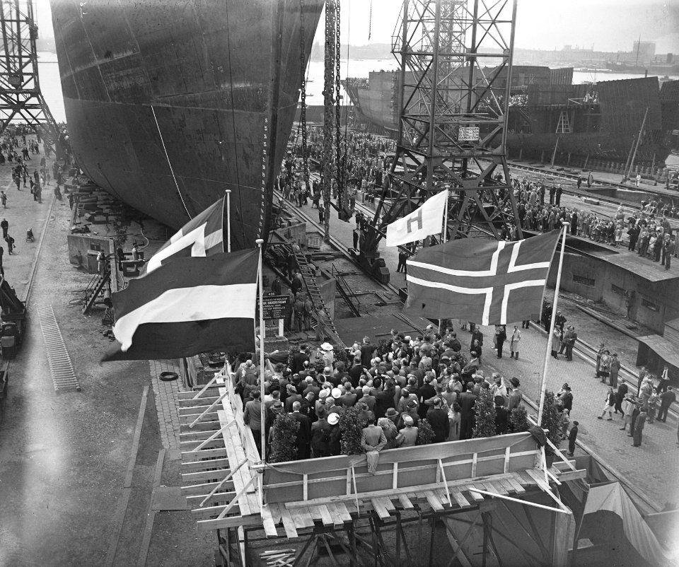 Tewaterlating Hoegh Silverstream NSDM Mevrouw Olyslagers verricht de doop, Bestanddeelnr 902-8215