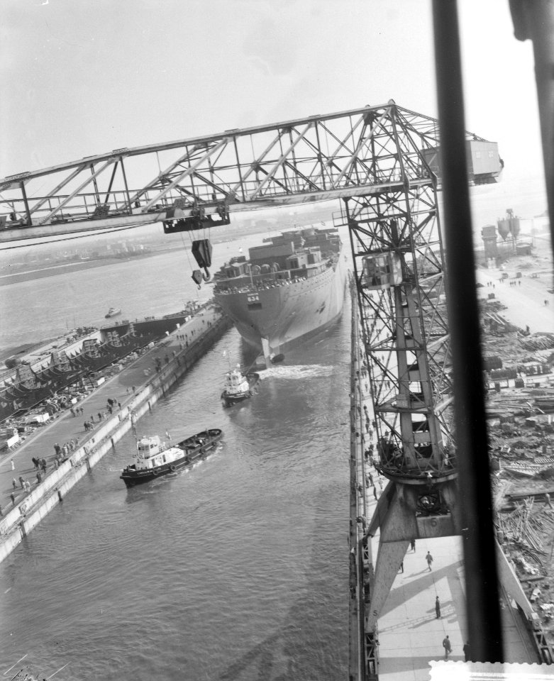 Tewaterlating grootste tanker bij Verolme. Het schip verlaat het dok, Bestanddeelnr 912-9449