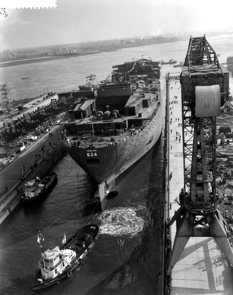 Tewaterlating grootste tanker bij Verolme. Het schip verlaat het dok, Bestanddeelnr 912-9453