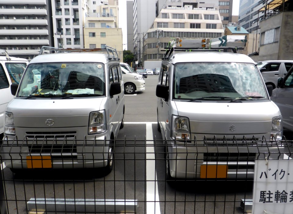 Suzuki EVERY (DA64) and Mazda SCRUM VAN (DG64) front
