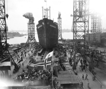 Tewaterlating Hoegh Silverstream NSDM Schip verlaat helling, Bestanddeelnr 902-8216