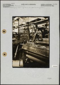 Textielindustrie beveiliging tegen een wegschietende spoel van het weefgetouw, Bestanddeelnr 256-4633