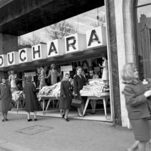 Textielwinkel Bouchara aan de Rue La Fayette heeft zijn waar buiten uitgestald, Bestanddeelnr 254-0357