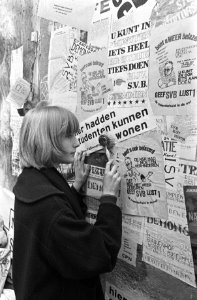 SVB Studentenvakbond, Edith Bakker van SVB bezig met leuzen op te plakken met , Bestanddeelnr 920-0545