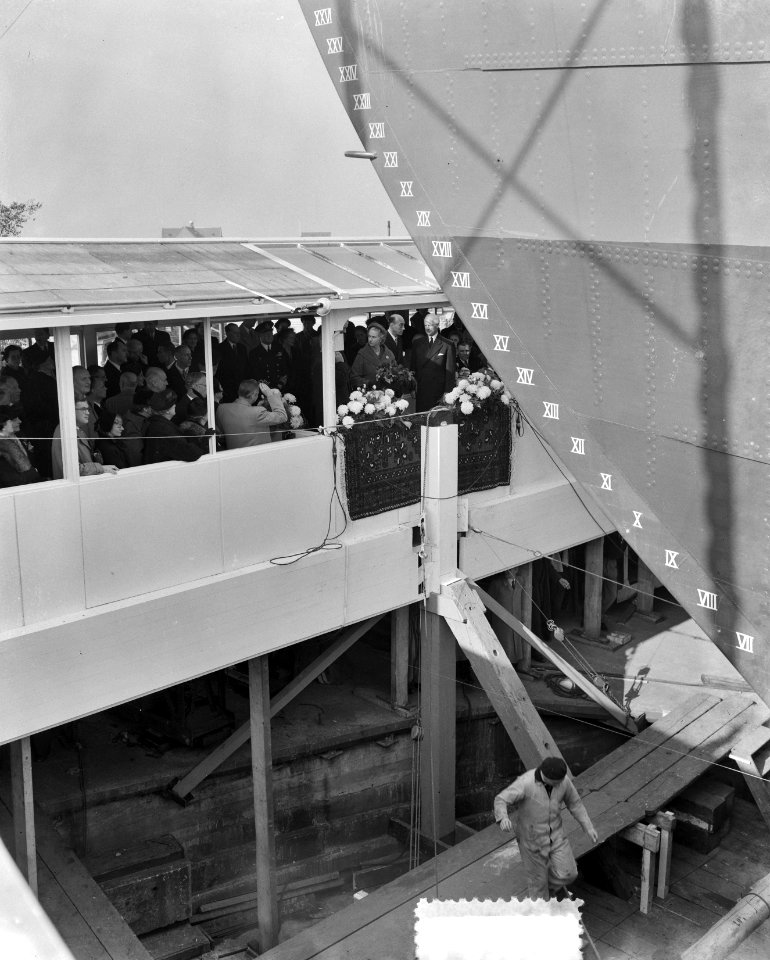 Tewaterlating Zweeds schip Kungsholm. Prinses Sybilla van Zweden doopt schip, Bestanddeelnr 905-3686