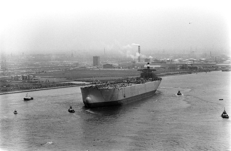 Tewaterlating tanker Esso Cambria op werf van Verolme in Rozenburg, het grootste, Bestanddeelnr 922-4017